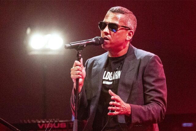 Der deutsche Sänger und Songwriter Xavier Naidoo tritt während eines Konzerts auf.