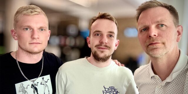 Moderator Tewe Schefer in der Mitte seiner Kollegen Johannes Wenzel und Tobias Weckenbrock.