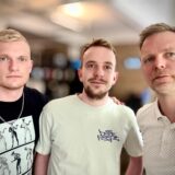Moderator Tewe Schefer in der Mitte seiner Kollegen Johannes Wenzel und Tobias Weckenbrock.