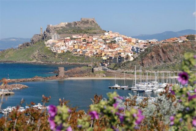 Die Altstadt von Castelsardo im Nordwesten Sardiniens.