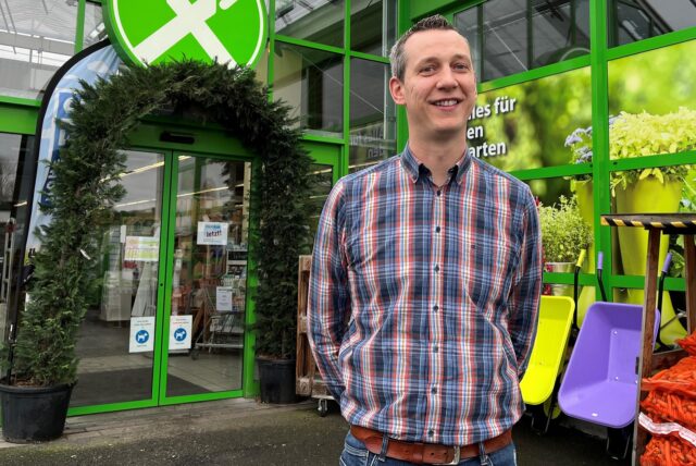 Thomas Dopp steht vor der Raiffeisen in Haltern