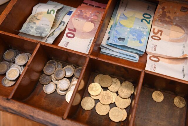 Geld liegt in einer Kasse in einem Laden.