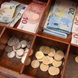 Geld liegt in einer Kasse in einem Laden.