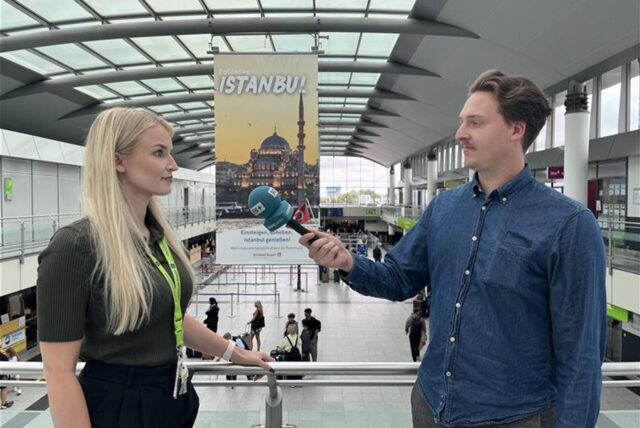 Carolin Rathmann, Pressesprecherin der Dortmunder Flughafens, steht mit Reporter Tim Hübbertz im Terminal des Airport Dortmund.