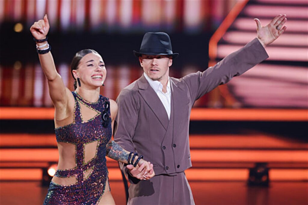 Fabian Hambüchen (r), Turner, und Anastasia Maruster, Profitänzerin, tanzen im Finale der RTL-Tanzshow «Let's Dance». Fabian Hambüchen (r), Turner, und Anastasia Maruster, Profitänzerin, tanzen im Finale der RTL-Tanzshow «Let's Dance».