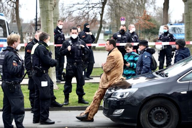 Michael Schele, Organisator zahlreicher Querdenker-Autokorsos in NRW, umringt von Dortmunder Polizisten