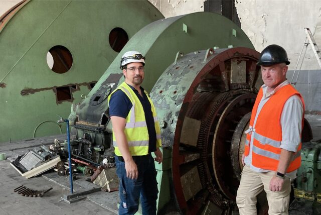 Schadstoffgutachter Florian Calabrese (l.) und RAG MI-Projektingenieur Robert Bures bereiten den Abbau der Fördermaschine Ost vor.