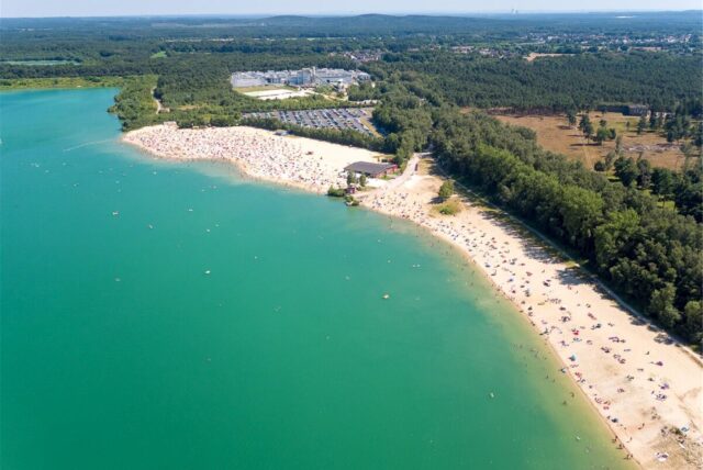 Montage eines Fotos vom Strand am Silbersee II und eines Fotos von Marwin Gedenk