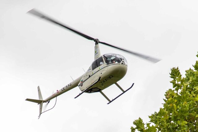 Ein Helikopter im Landeanflug.