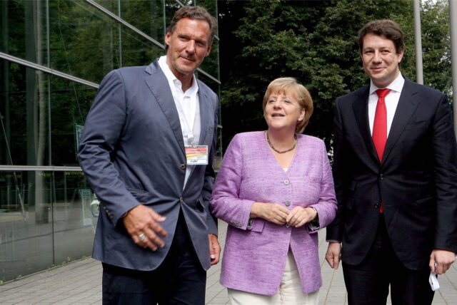 Gemeinsames Foto am 3. September 2012: Schauspieler Ralf Möller, Bundeskanzlerin Angela Merkel und Philipp Missfelder vor dem Ruhrfestspielhaus Recklinghausen, wo die Bundesdelegiertenversammlung der Senioren-Union stattfand.