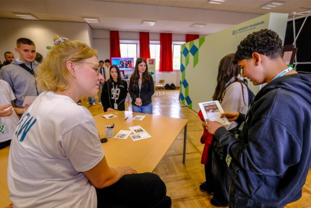 Ein Medienscout (links) erklärt einem Schüler (rechts) am Theodor-Heuss-Gymnasium in Recklinghausen eine interaktive Aufgabe bei dem Lernparcours