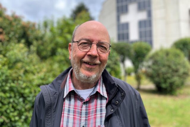 Burkhard Müller vor dem Solar-Kreuz der Friedenskirche in Herten
