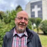 Burkhard Müller vor dem Solar-Kreuz der Friedenskirche in Herten