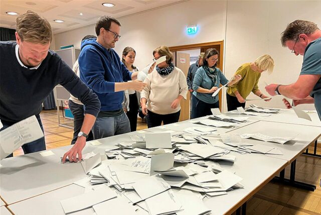 Wahlhelfer zählen Stimmen in Haltern bei der Bundestagswahl 2025 aus