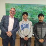 Schulleiter Christian Krahl hat die beiden Gastschüler Eduardo Palomares Garcia und Haruki Seike verabschiedet.