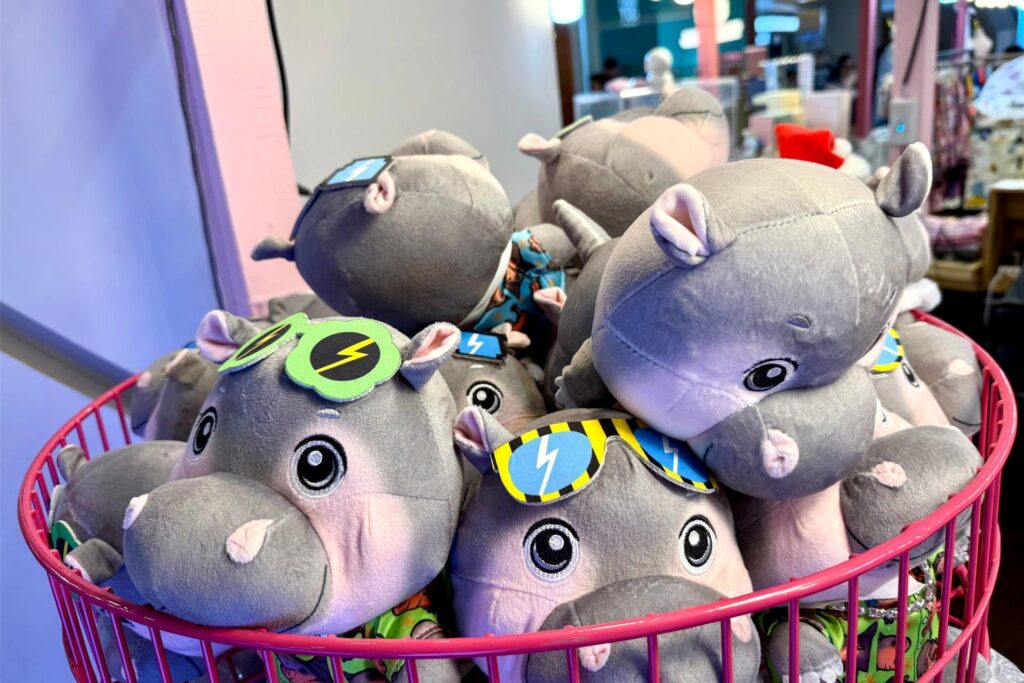Passend zum Geburtstag stehen wieder überall Moo-Deng-Souvenirs zum Verkauf. Passend zum Geburtstag stehen wieder überall Moo-Deng-Souvenirs zum Verkauf.