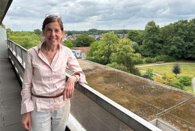 Prof. Claudia Roll auf dem Balkon vor ihrem Zimmer in der Kinderklinik Datteln.