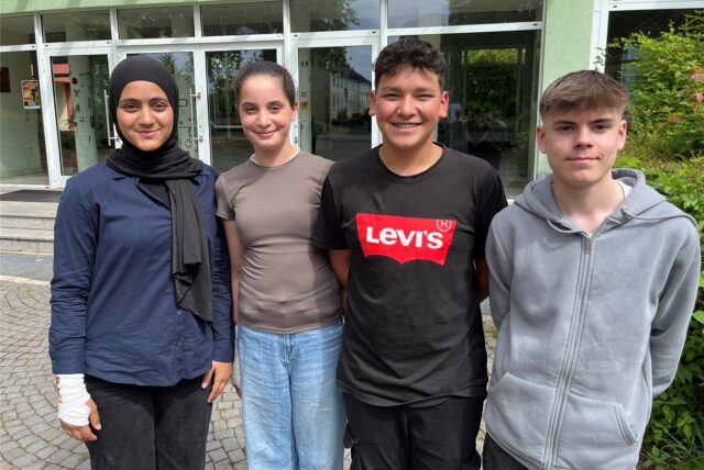 Schüler stehen vor der Christoph-Stöver-Realschule in Datteln.