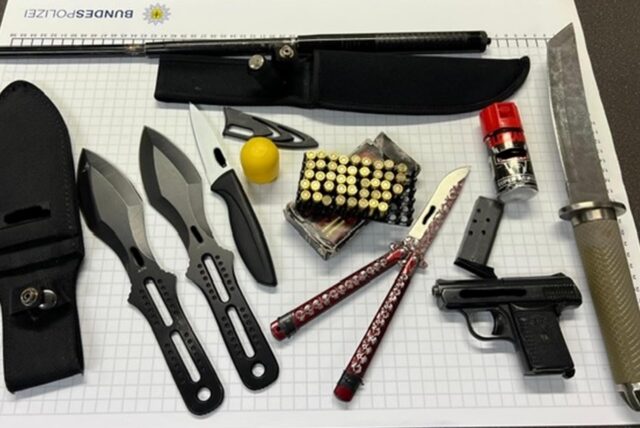 Am 10. Juli wurde eine Streife der Bundespolizei in Recklinghausen auf einen Mann aufmerksam. Dieser gestand den Beamten gegenüber den Konsum von Betäubungsmitteln. Bei einer anschließenden Durchsuchung wurden weitere Betäubungsmittel sowie verschiedene verbotene Gegenstände und eine Schreckschusswaffe gefunden.