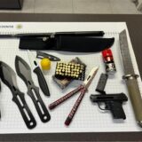Am 10. Juli wurde eine Streife der Bundespolizei in Recklinghausen auf einen Mann aufmerksam. Dieser gestand den Beamten gegenüber den Konsum von Betäubungsmitteln. Bei einer anschließenden Durchsuchung wurden weitere Betäubungsmittel sowie verschiedene verbotene Gegenstände und eine Schreckschusswaffe gefunden.