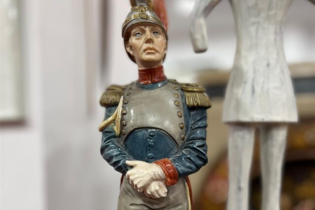 Die Statue eines Soldaten. Nur ein kurioses Fundstück im neuen Laden „Alt aber echt“ in Waltrop.