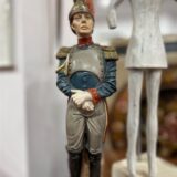 Die Statue eines Soldaten. Nur ein kurioses Fundstück im neuen Laden „Alt aber echt“ in Waltrop.