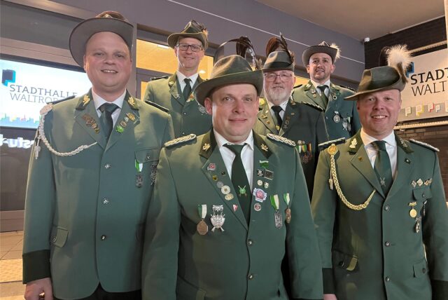 Der geschäftsführende Vorstand des BSV Waltrop: Dirk Mantei, Christoph Zimmer und Marvin Streck mit ihren Vertretern Christian Goer, Dr. Hermann Geldmann und André Neuendorf.