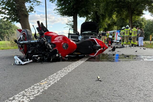Bei dem Unfall am Freitagabend wurde die Maschine der Motorradfahrerin schwer beschädigt.
