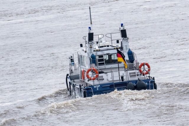 Die Wasserschutzpolizei ermittelt gegen zwei Kapitäne, die einfach durch eine gesperrte Einsatzstelle auf dem Rhein durchgefahren sind. (Symbolbild)