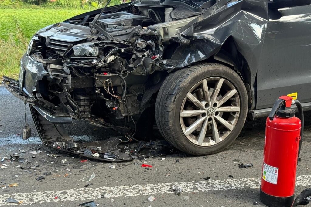 Auch das Auto wurde bei dem Unfall schwer beschädigt. Auch das Auto wurde bei dem Unfall schwer beschädigt.