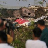 Menschen betrachten die Wrackteile des am Donnerstag (12.06.2025) abgestürzten Flugzeugs von Air India. Bei dem Flugzeugabsturz starben 260 Menschen.