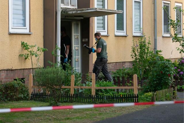 Ermittler der Polizei betreten ein Wohnhaus. Die Polizei Dormagen fand am Freitagnachmittag in einer Wohnung eine 37-jährige Tote. Wenig später nahm sie einen 17-Jährigen fest – es ist der Sohn der Frau.