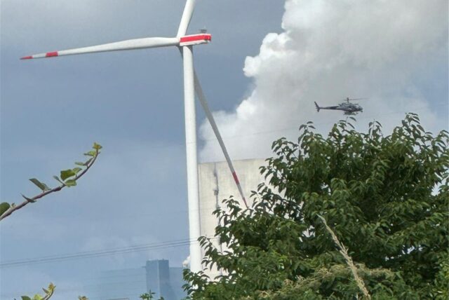 Ein Hubschrauber über dem Dattelner Kraftwerk