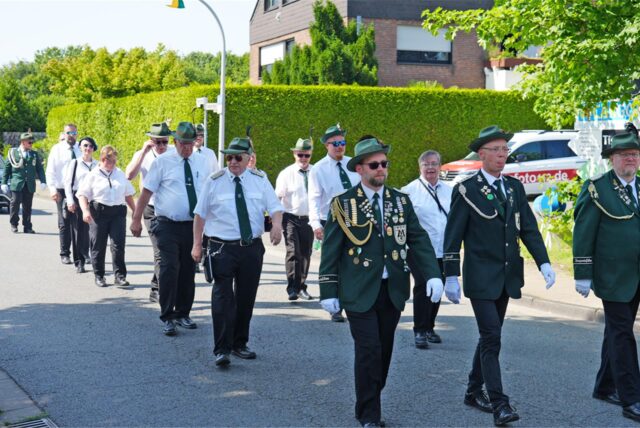 Schützen laufen durch Natrop-Pelkum.