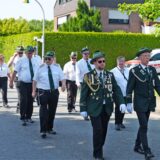 Schützen laufen durch Natrop-Pelkum.