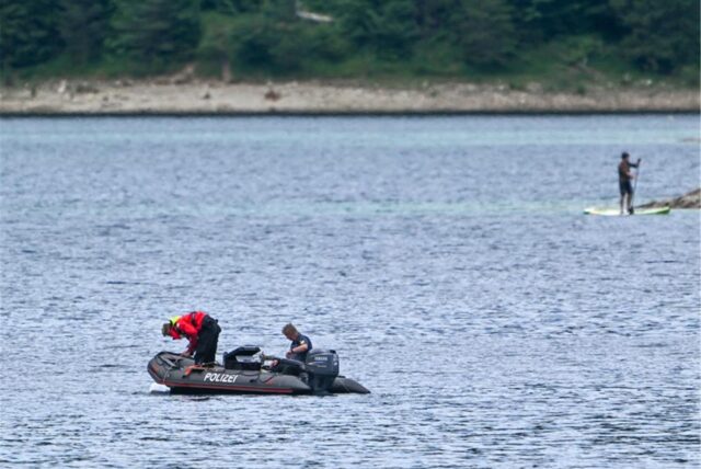 Im Eibsee wird nach einem untergegangenen Vater und seinem Sohn gesucht.