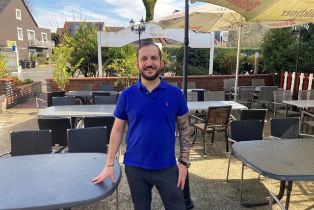 Betreiber Urhan Duru steht im Biergarten seinen Restaurants Haus Büning in Marl.