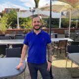 Betreiber Urhan Duru steht im Biergarten seinen Restaurants Haus Büning in Marl.