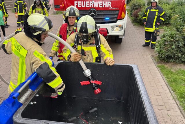In einem leeren Altpapiercontainer musste die Feuerwehr den E-Roller kühlen, damit er nicht erneut in Brand geriet.