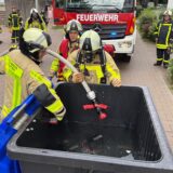 In einem leeren Altpapiercontainer musste die Feuerwehr den E-Roller kühlen, damit er nicht erneut in Brand geriet.