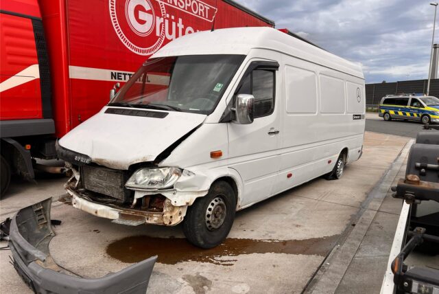 Ein defekter Mercedes-Sprinter steht auf einem Rastpaltz auf der A42 bei Castrop-Rauxel.