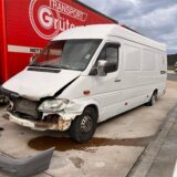 Ein defekter Mercedes-Sprinter steht auf einem Rastpaltz auf der A42 bei Castrop-Rauxel.