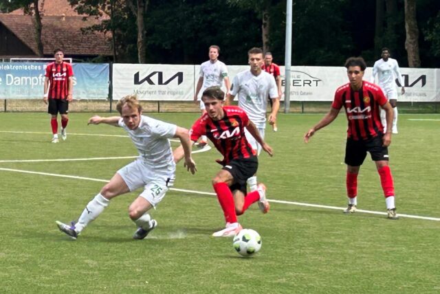 Zweikampfduell im Stimberg-Cup zwischen Spvgg Schonnebeck und Spvgg Erkenschwick