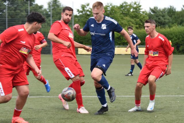 Am zweiten Spieltag der Oer-Erkenschwicker Stadtmeisterschaft setzte sich Niklas Drögehoff (M.) mit der SG Titania/Rot-Weiß Erkenschwick gegen die U23 der Spvgg. Erkenschwick mit Muhammed-Metehan Alpay und Samin Din Kicin (r.) durch.