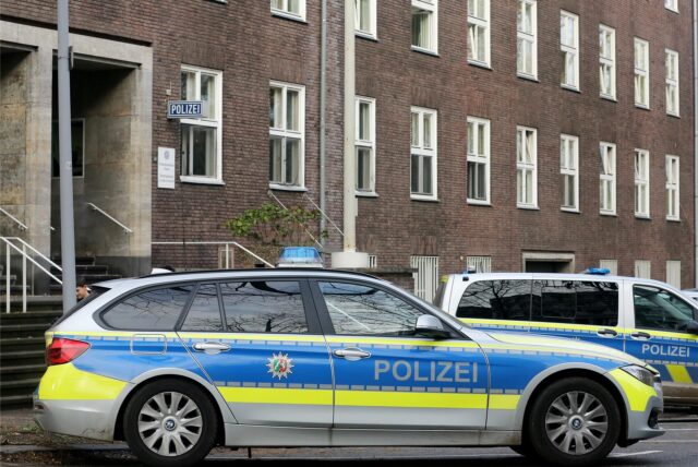 Polizeiwagen parken vor dem Eingang des Polizeipräsidiums. Im Zusammenhang mit Chats mit rechtsextremen Inhalten bei der Polizei in NRW hat es am Dienstagmorgen erneut Durchsuchungen gegeben.