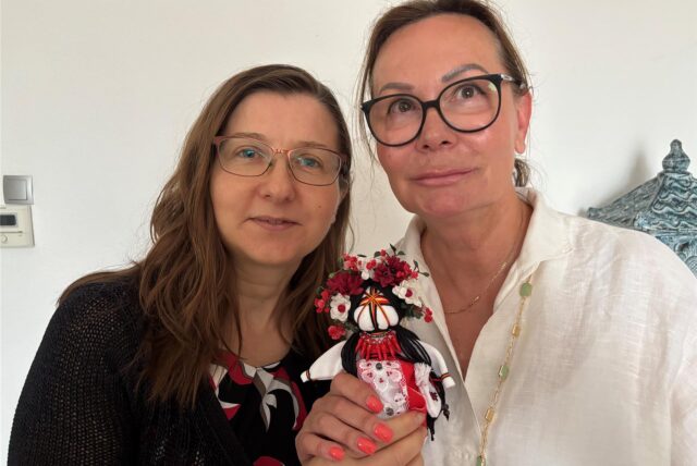 Schutz vor dem Bösen soll laut ukrainischer Tradition die handgemachte Puppe „Motanka“ bieten, die Viktoriya Shypova (r.) und Valentina Pawlak zeigen.
