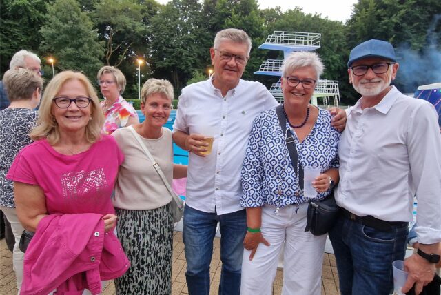 Marlerinnen und Marler feiern auf der Beachparty im Guido-Heiland-Bad.
