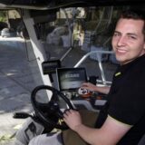 Christian Uhlenbrock in einem großen Häcksler