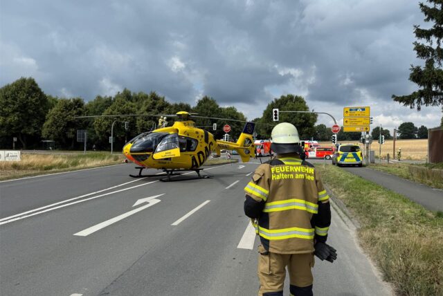 Der Rettungshubschrauber Christioph 8 musste am Sonntagnachmittag am Unfallort auf der Kreuzung landen.