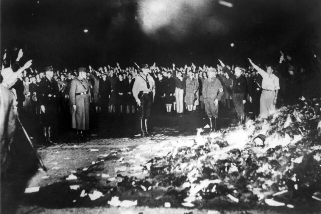 Ähnlich wie auf dem historischen Foto aus Berlin verfolgten auch in Recklinghausen Tausende Zuschauer die Bücherverbrennung in der Südstadt.